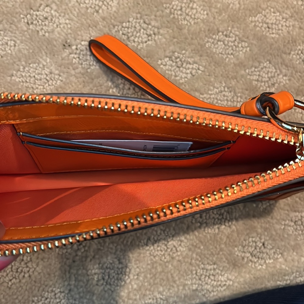 COPY - Tory Burch Perry Wristlet - Picture 3 of 4